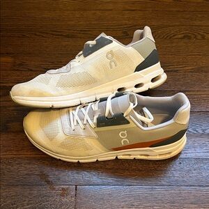 On Running White and Gray Athletic Shoes